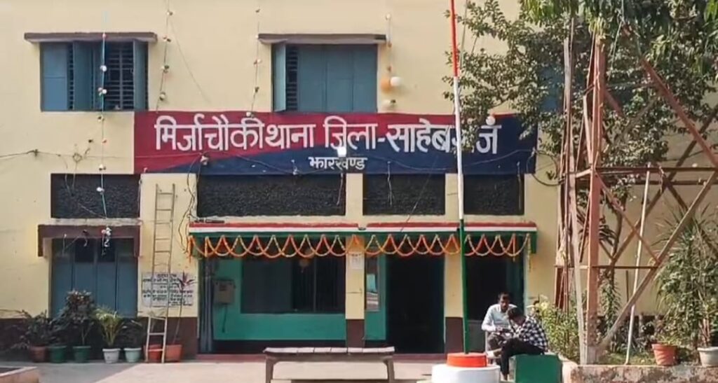 उत्पाद विभाग ने दुकान में छापेमारी कर बड़ी मात्रा में शराब बनाने का समान जप्त किया