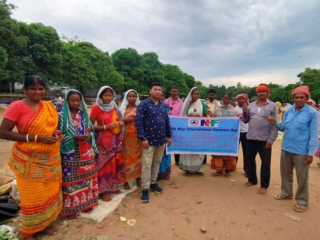 अंतर्राष्ट्रीय पथ विक्रेता दिवस के अवसर पर नेशनल हॉकर फेडरेशन ने पथ विक्रेताओं को किया सम्मानित।