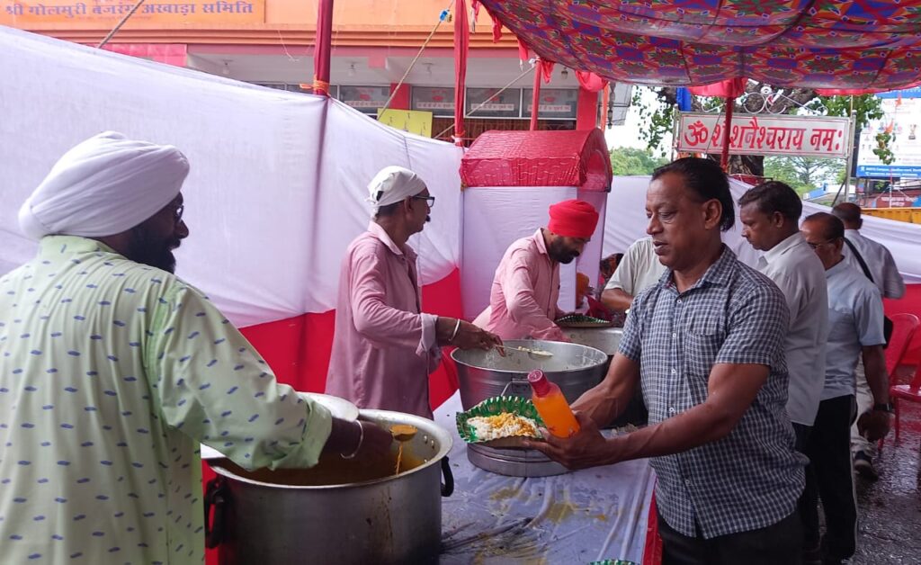 गुरु अर्जुन देव की शहादत पर गोलमुरी में विक्की मोटर ट्रेनिंग सेंटर ने छबील लगाई 