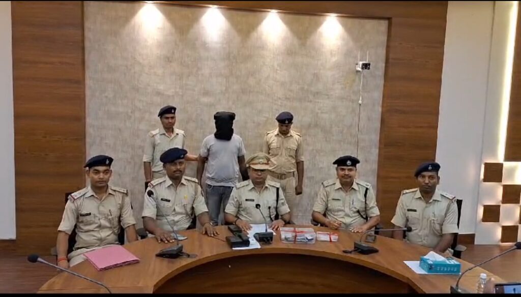 रामगढ़ पुलिस ने टीपीसी उग्रवादी संगठन के सक्रिय सदस्य समरित गंझू को हथियार के साथ किया गिरफ्तार ।